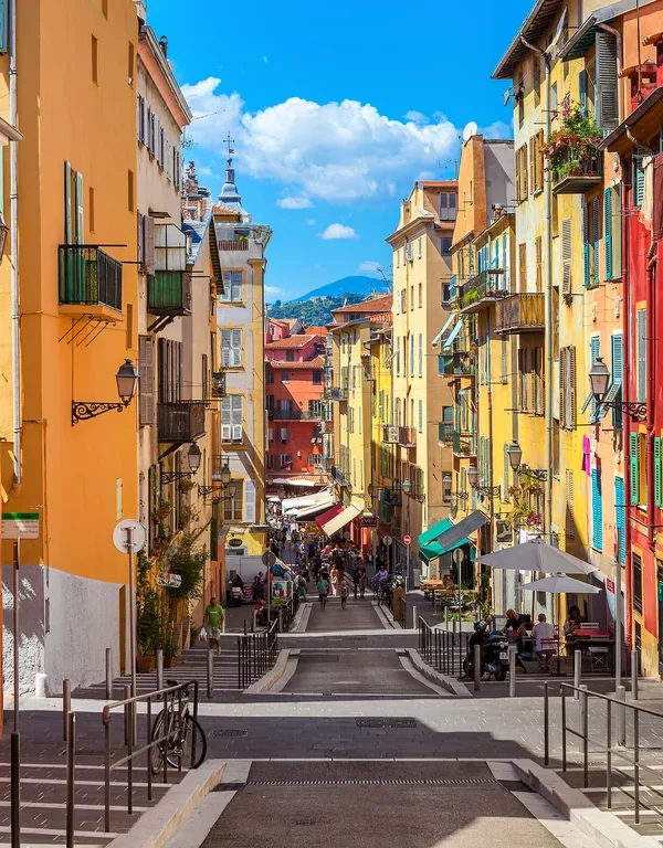 Nice-France-travel-Narrow-street-in-old-part-of-Nice